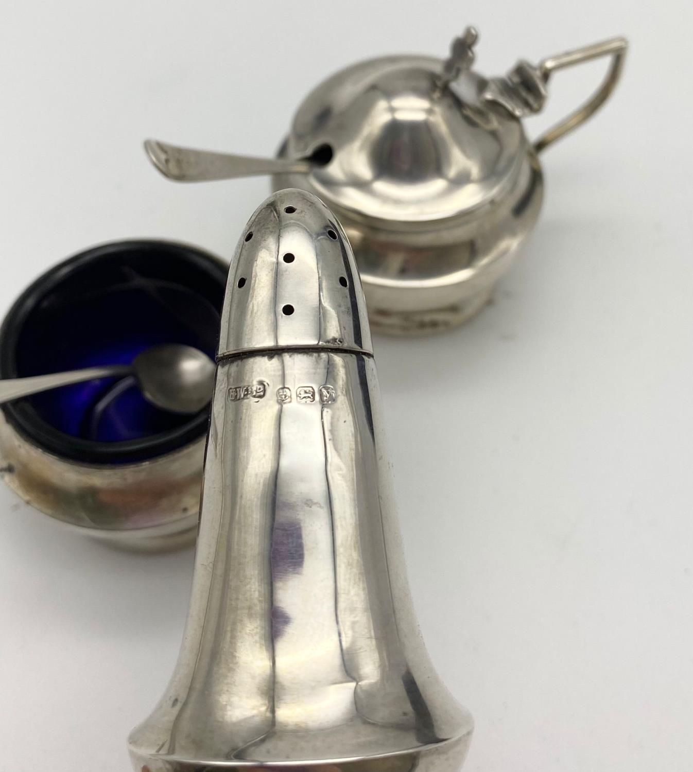 AN VINTAGE/ANTIQUE SILVER CONDIMENT SET WITH THE BLUE LINERS IN ORIGINAL BOX. SHOWING SOME SIGNS - Image 5 of 6