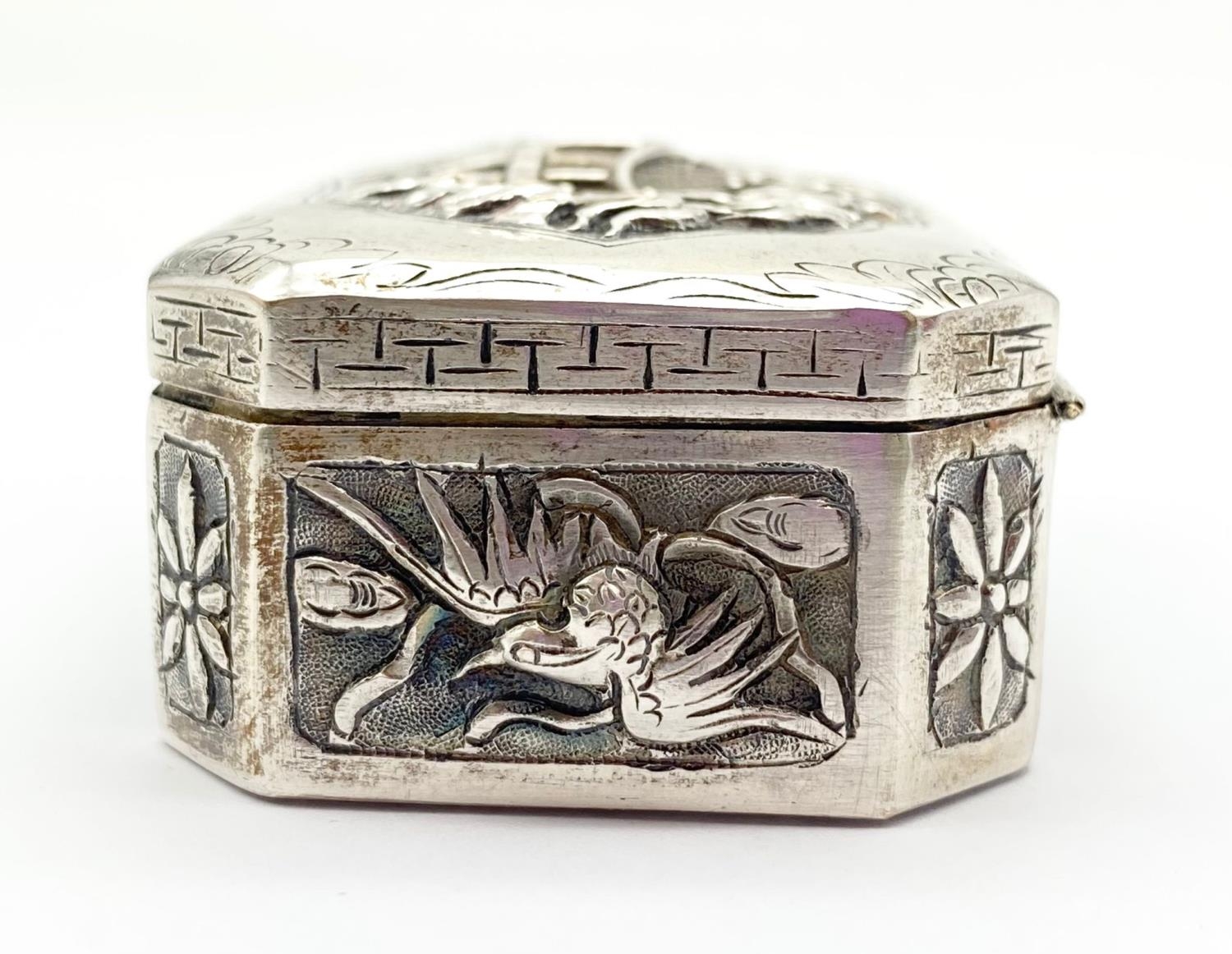 AN EARLY 19TH CENTURY CHINESE SILVER BOX WITH TRADITIONAL HAND CHASED DECORATION. 59.4gms 7.5 x 4cms - Image 3 of 4