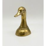 A BRASS GOOSES HEAD ORNAMENT/PAPERWEIGHT. 868gms 17cms tall