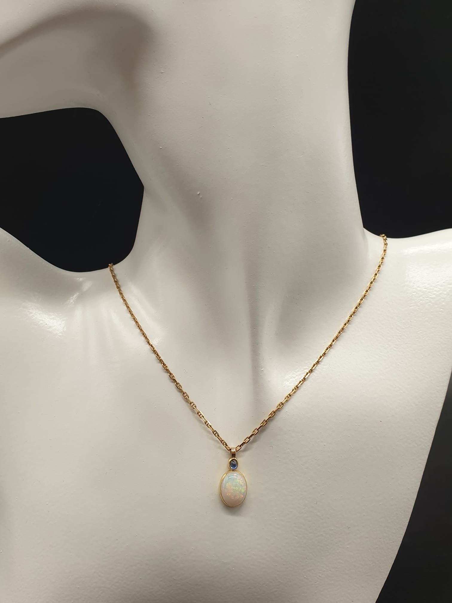 A SAPPHIRE AND OPEL PENDANT ON A 40 cms 9K GOLD CHAIN. - Image 4 of 7
