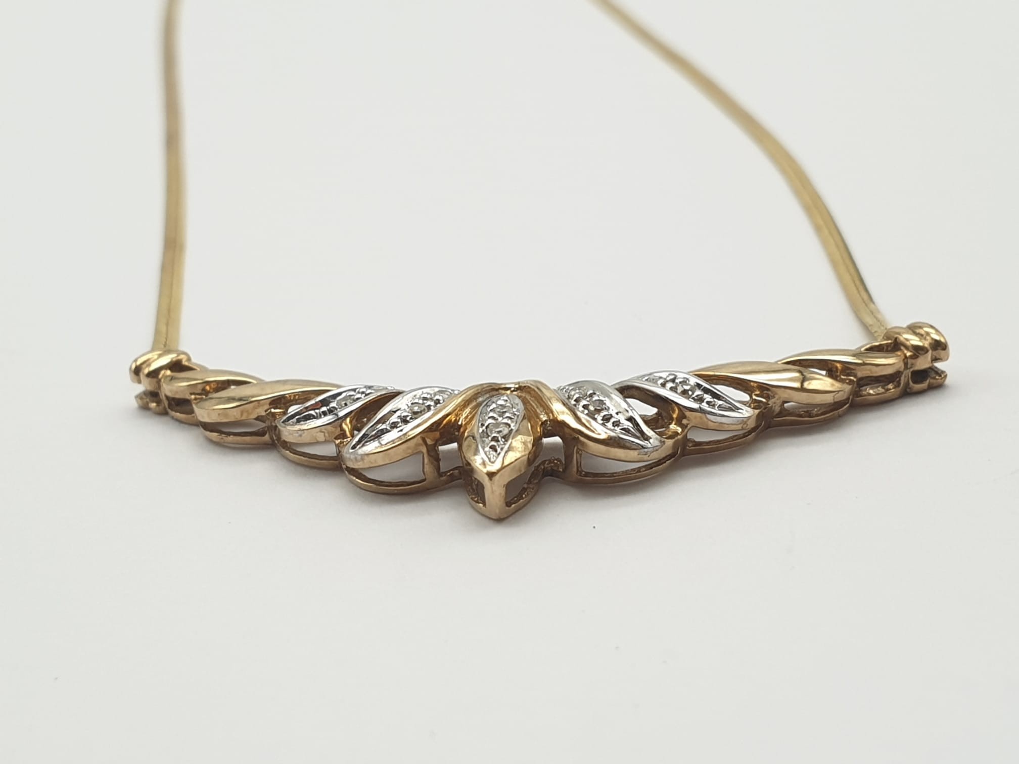 A 9K Yellow Gold Necklace and Diamond Encrusted Rope-Link Pendant. 40cm. 4.35g - Image 2 of 4