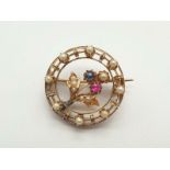 A 14K Yellow Gold Circular Brooch with Sapphire, Ruby and Pearl Decoration. 4.72g