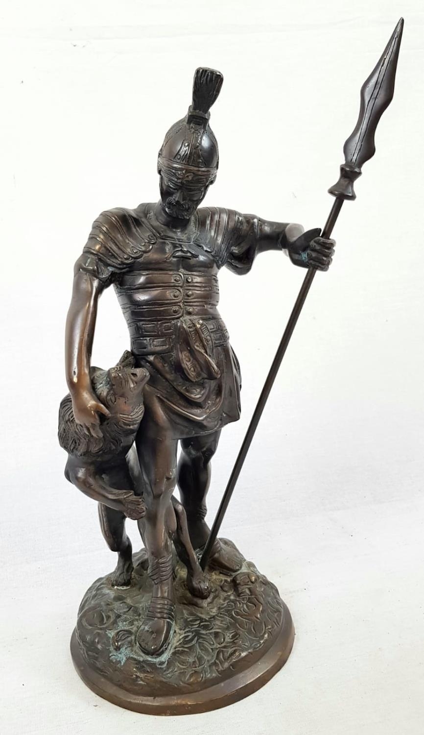 A BRONZE STATUE OF A ROMAN GLADIATOR FIGHTING A LION. 5.2kg 41cms.