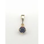 18K Yellow Gold Garnet Pendant. 0.69g