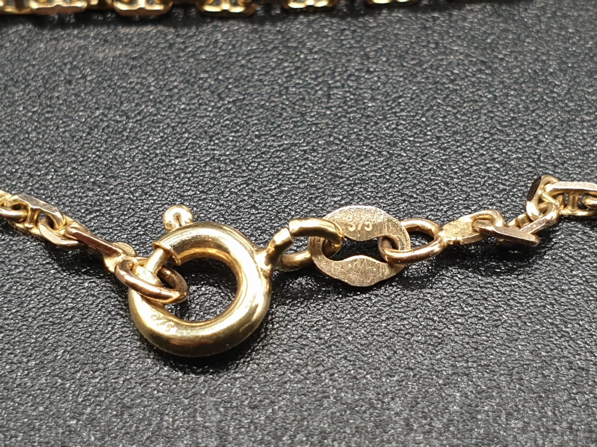 A SAPPHIRE AND OPEL PENDANT ON A 40 cms 9K GOLD CHAIN. - Image 5 of 7