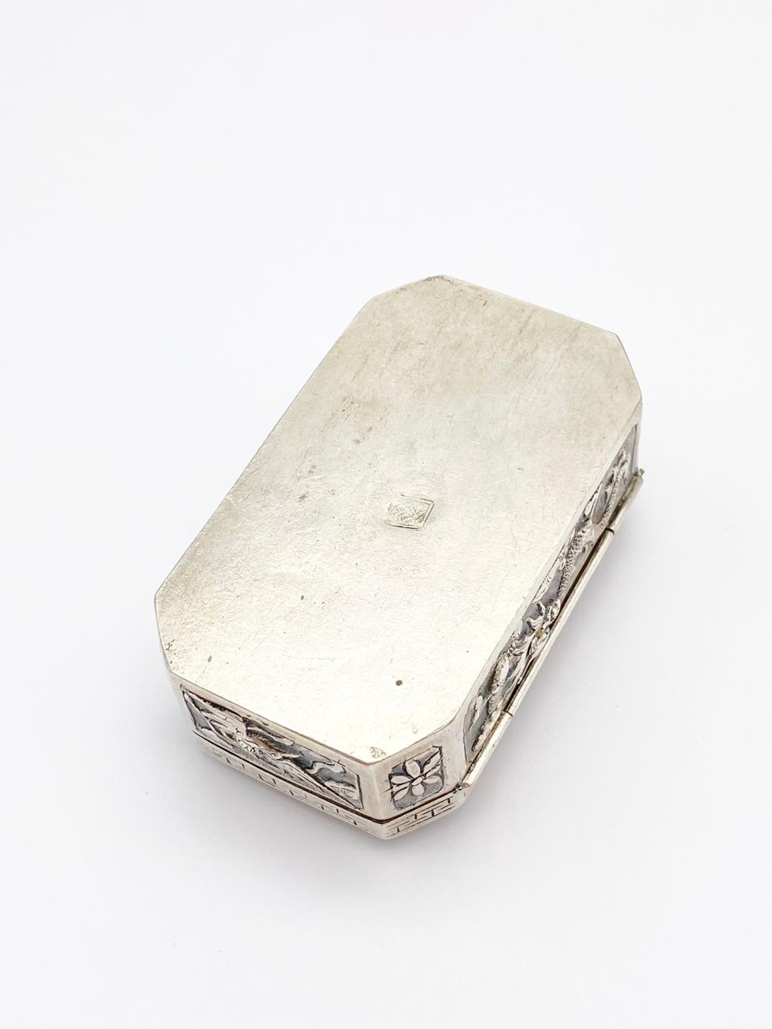 AN EARLY 19TH CENTURY CHINESE SILVER BOX WITH TRADITIONAL HAND CHASED DECORATION. 59.4gms 7.5 x 4cms - Image 4 of 4