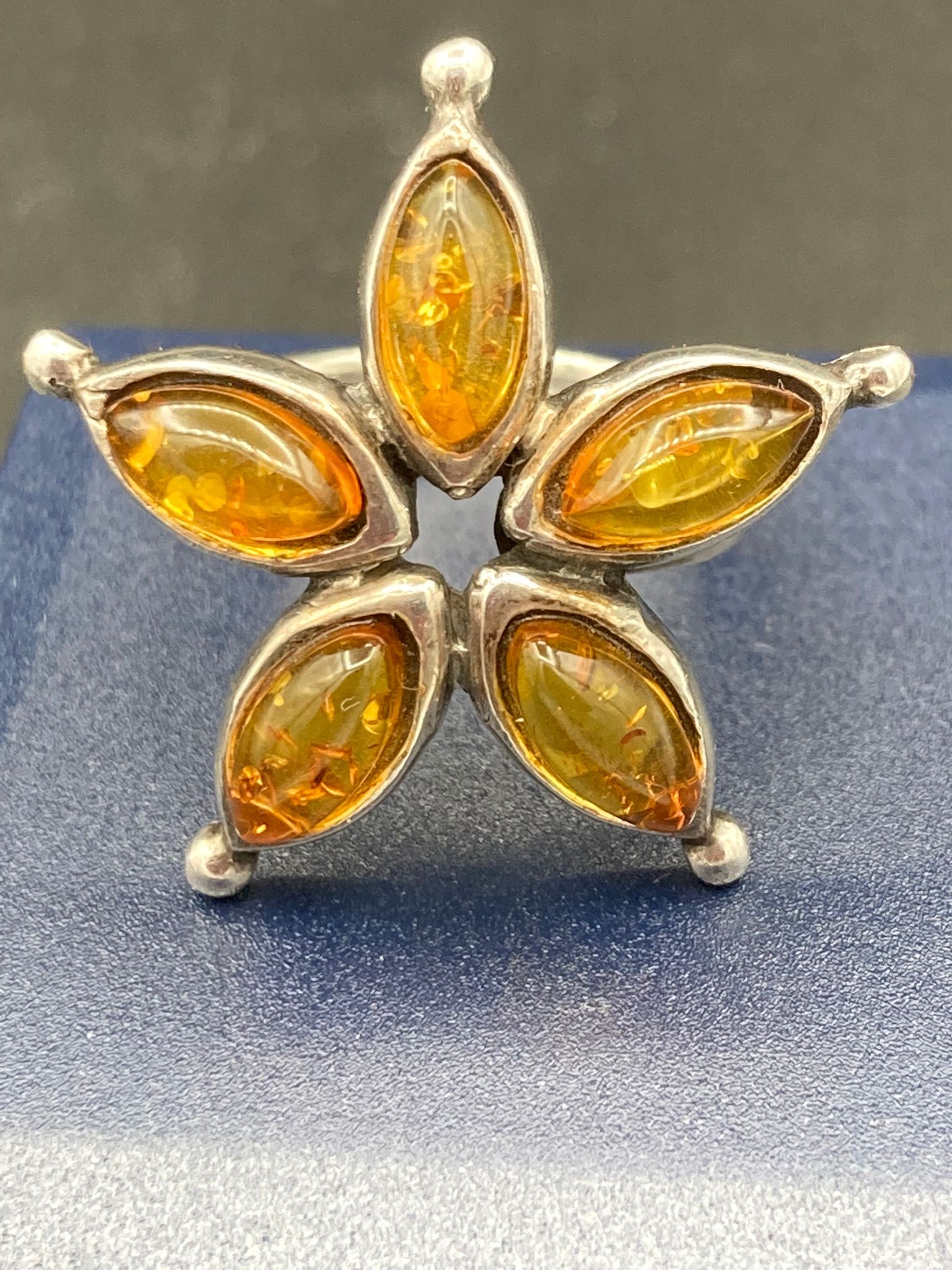 SILVER and AMBER ring in a five stone star formation. Size K. - Image 2 of 3