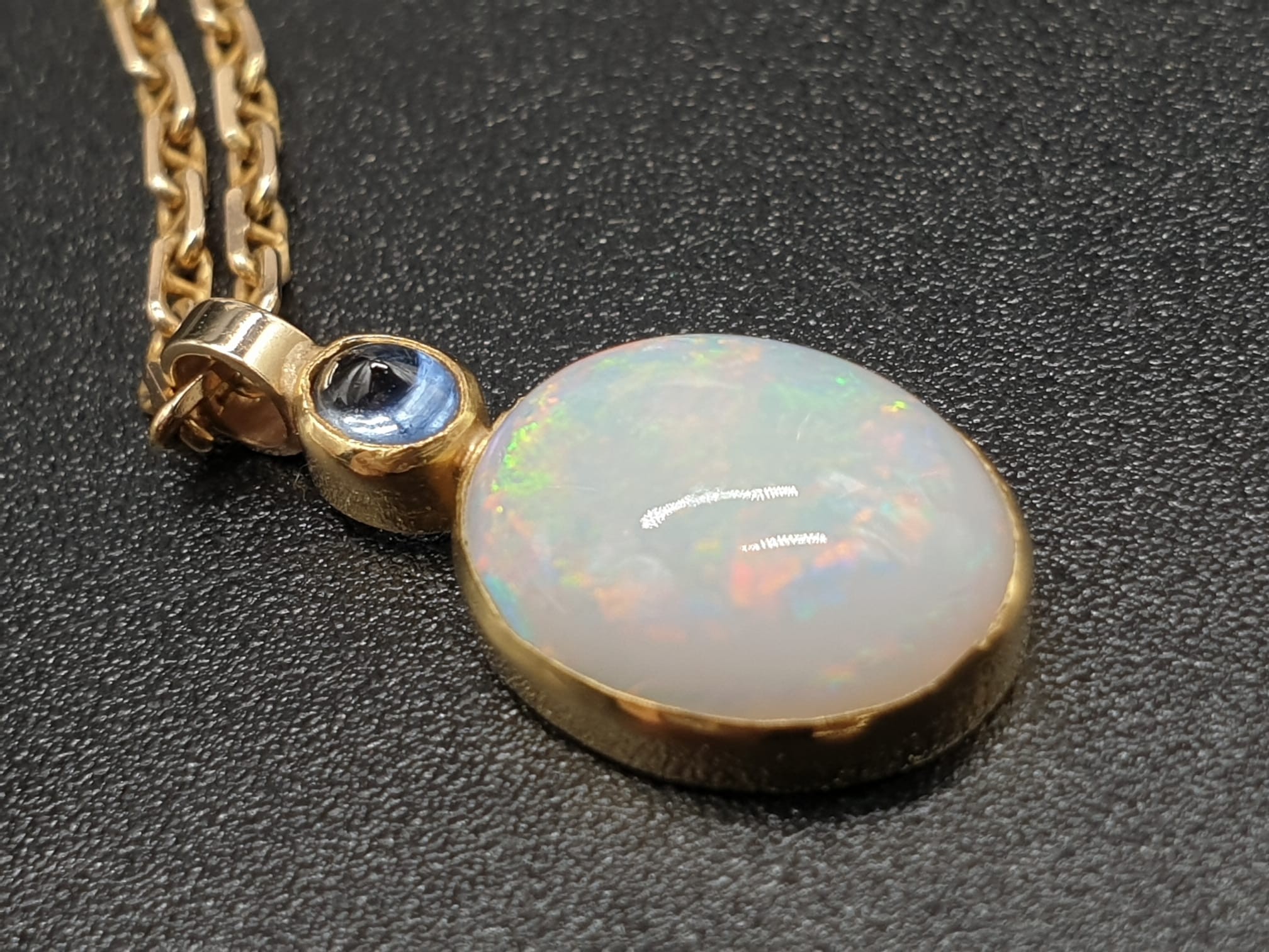 A SAPPHIRE AND OPEL PENDANT ON A 40 cms 9K GOLD CHAIN. - Image 7 of 7