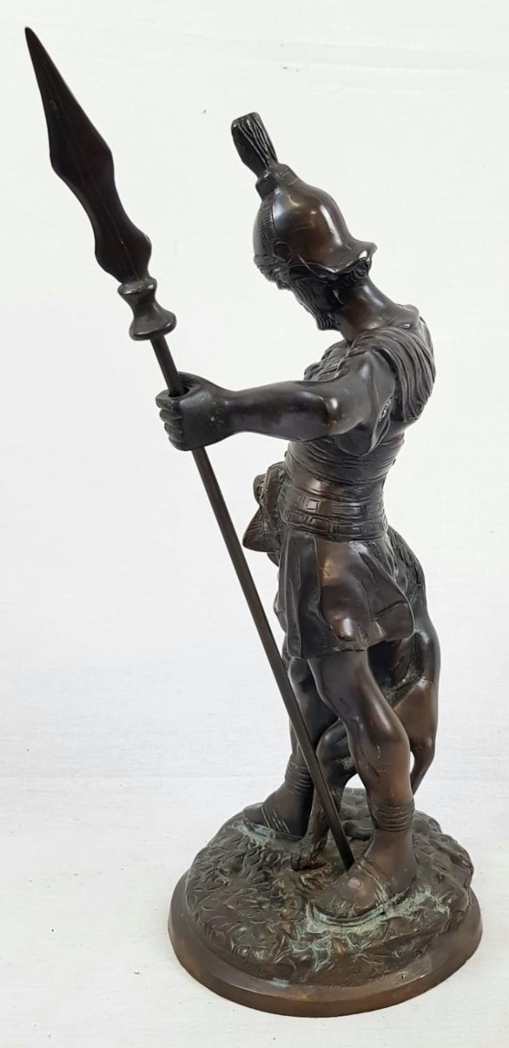 A BRONZE STATUE OF A ROMAN GLADIATOR FIGHTING A LION. 5.2kg 41cms. - Image 5 of 5