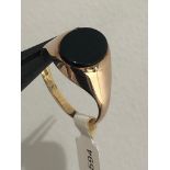 A 9k rose gold gent ring with onyx; 5.2g; size W