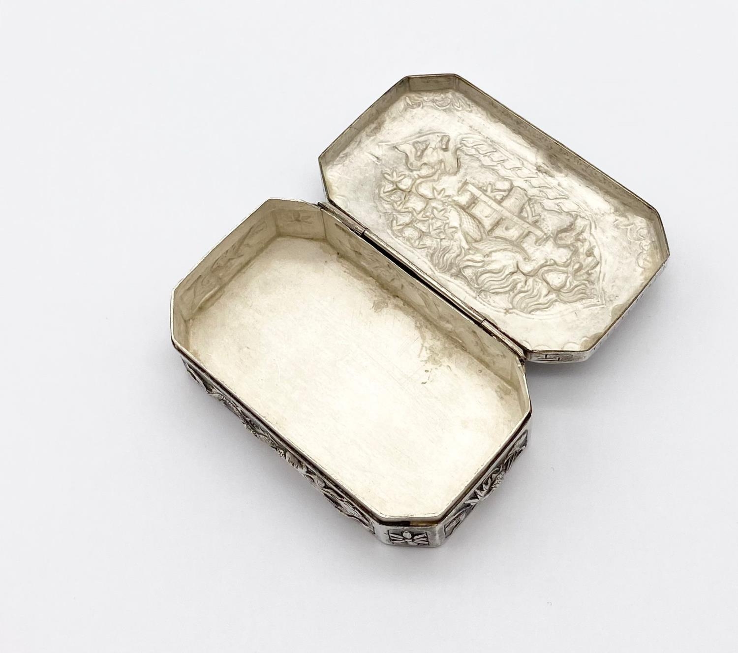 AN EARLY 19TH CENTURY CHINESE SILVER BOX WITH TRADITIONAL HAND CHASED DECORATION. 59.4gms 7.5 x 4cms - Image 2 of 4