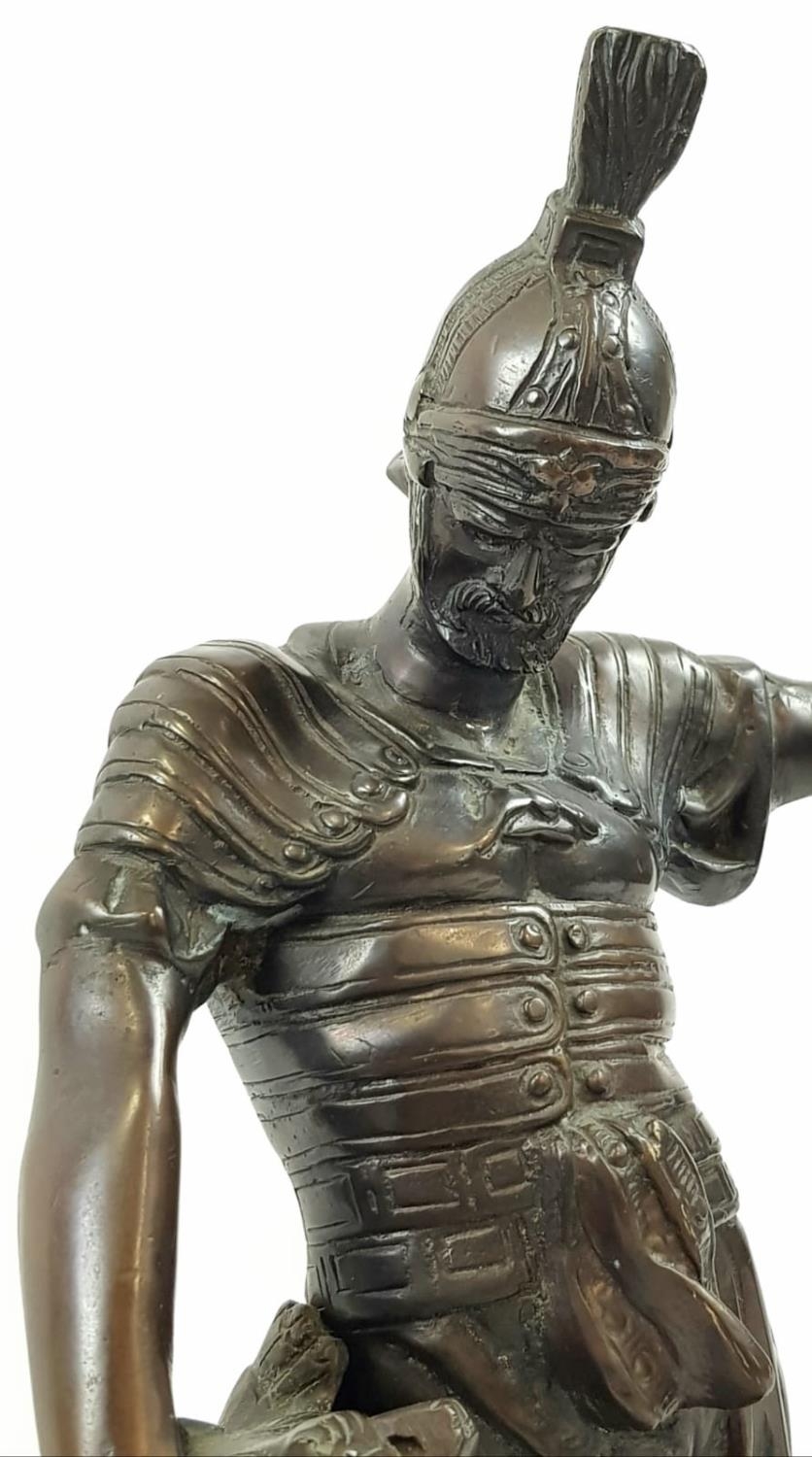 A BRONZE STATUE OF A ROMAN GLADIATOR FIGHTING A LION. 5.2kg 41cms. - Image 2 of 5