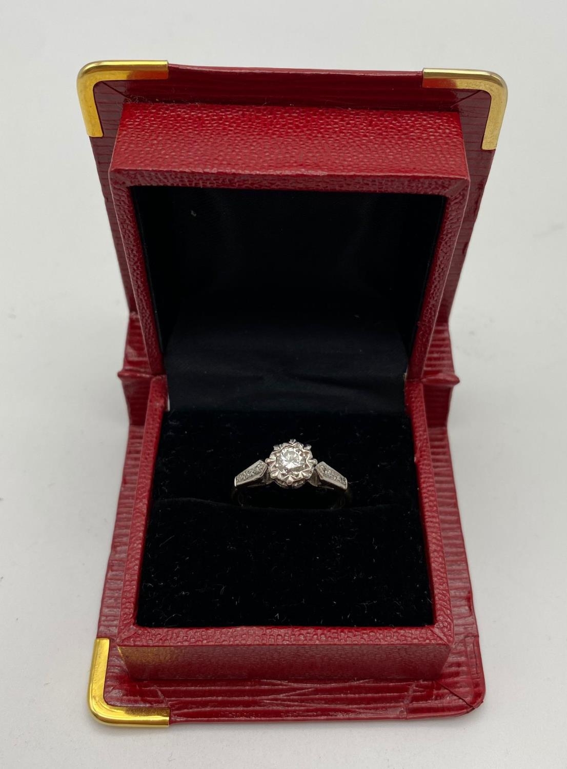 A VINTAGE 18K GOLD DIAMOND RING WITH .25CT DIAMOND SET IN PLATINUM. 2.8gms size N