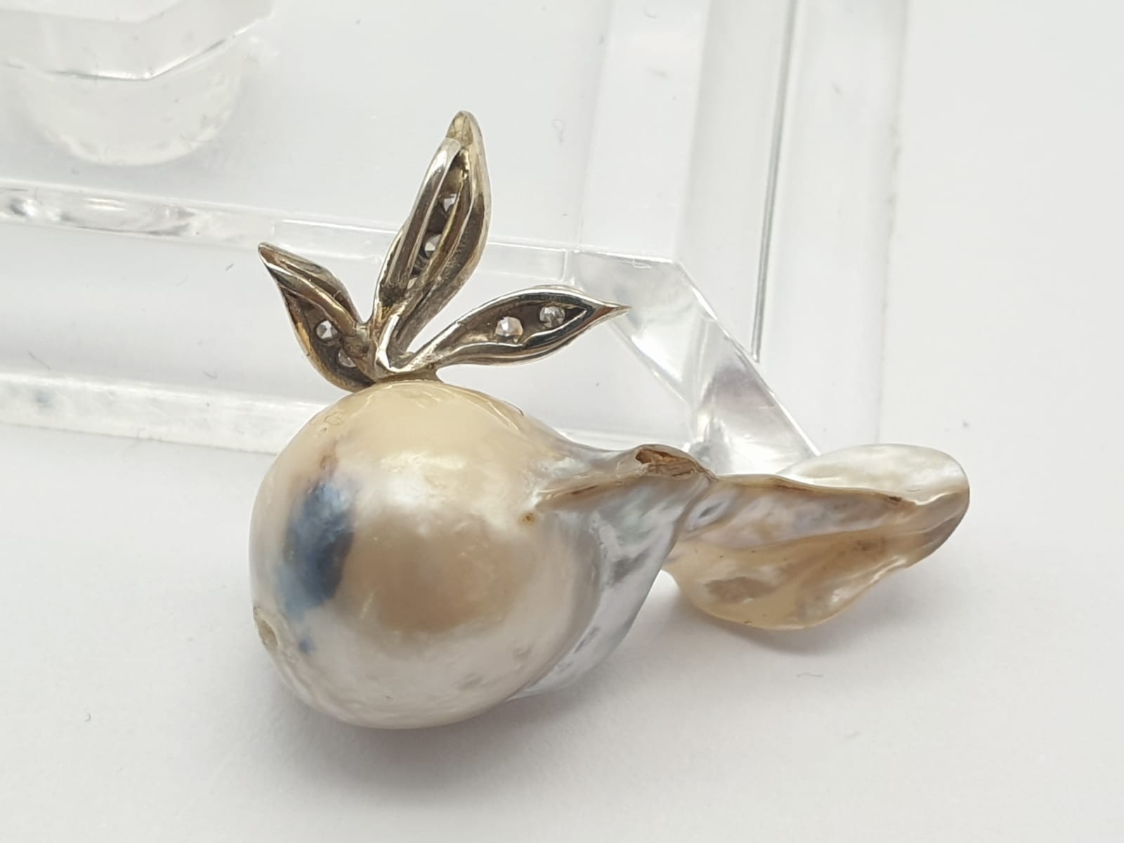 A Large Natural Pearl Ornately Decorated with a Diamond Encrusted Gold Leaf. 5.1g total weight. - Image 2 of 5