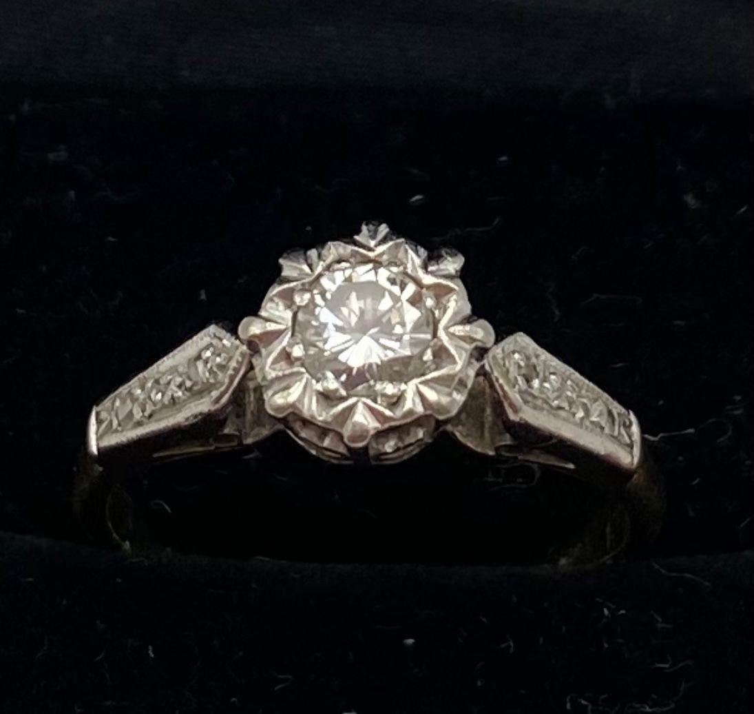 A VINTAGE 18K GOLD DIAMOND RING WITH .25CT DIAMOND SET IN PLATINUM. 2.8gms size N - Image 4 of 4