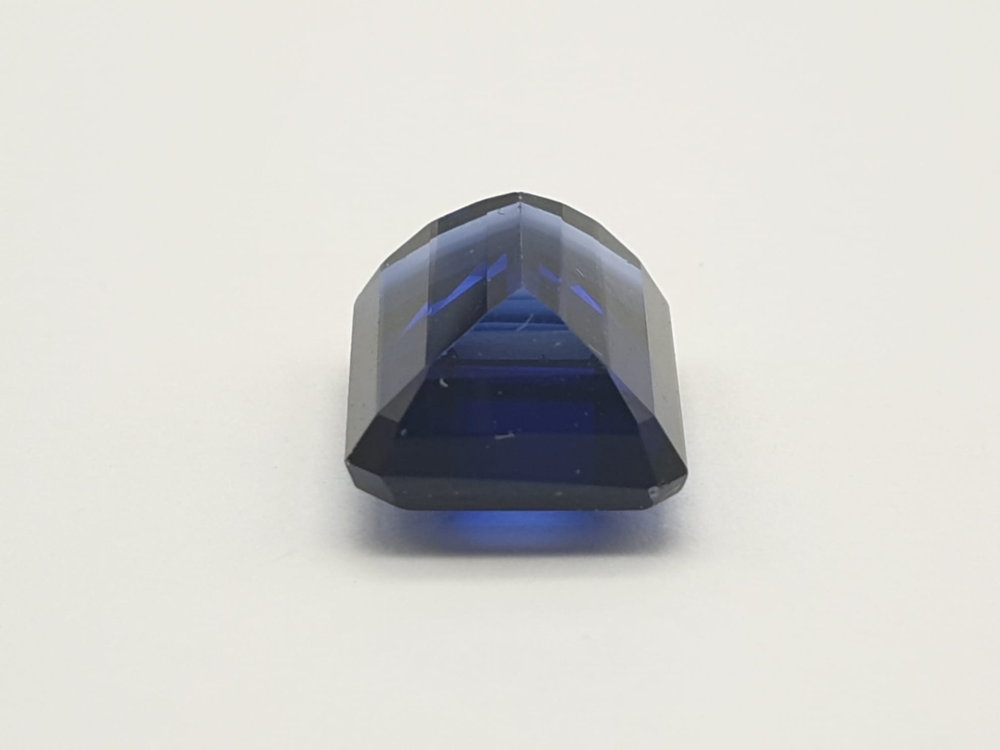 A perfect, for the serious jeweller, or refined collector, emerald cut, dark royal blue sapphire - Image 3 of 6