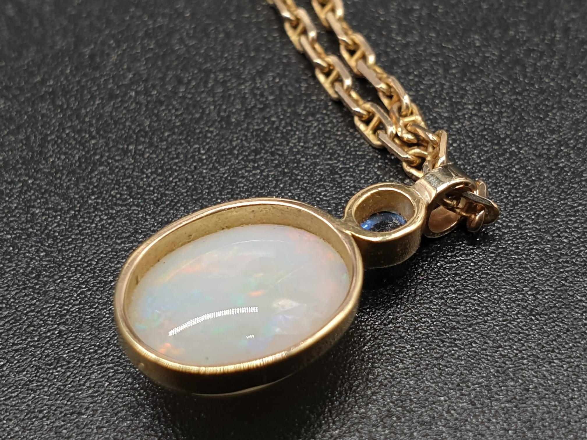 A SAPPHIRE AND OPEL PENDANT ON A 40 cms 9K GOLD CHAIN. - Image 3 of 7