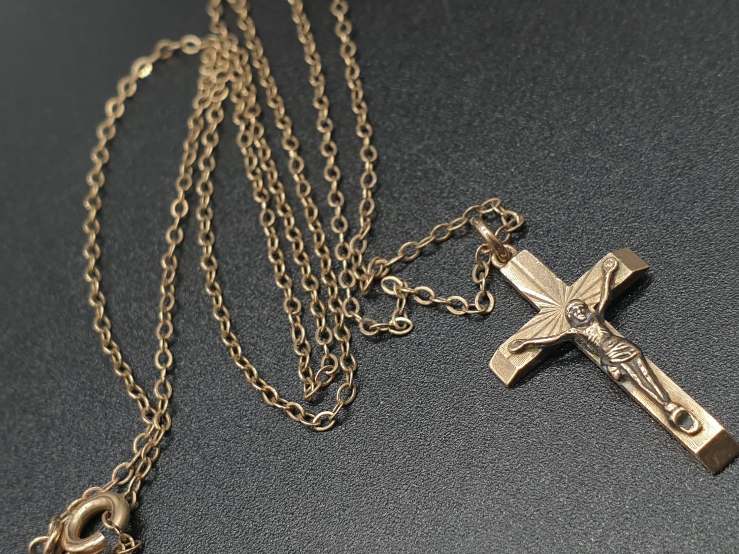 9K Yellow Gold Link Necklace with Crucifix Pendant. 46cm. 3.08g