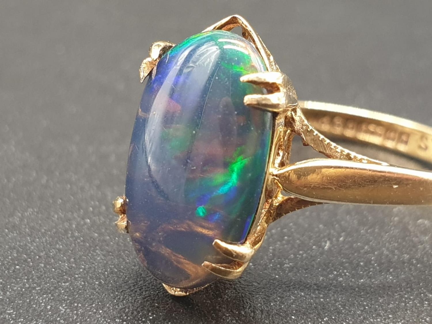 9K Yellow Gold Green Opal Solitaire Ring. Size P. 2.6g - Image 2 of 6