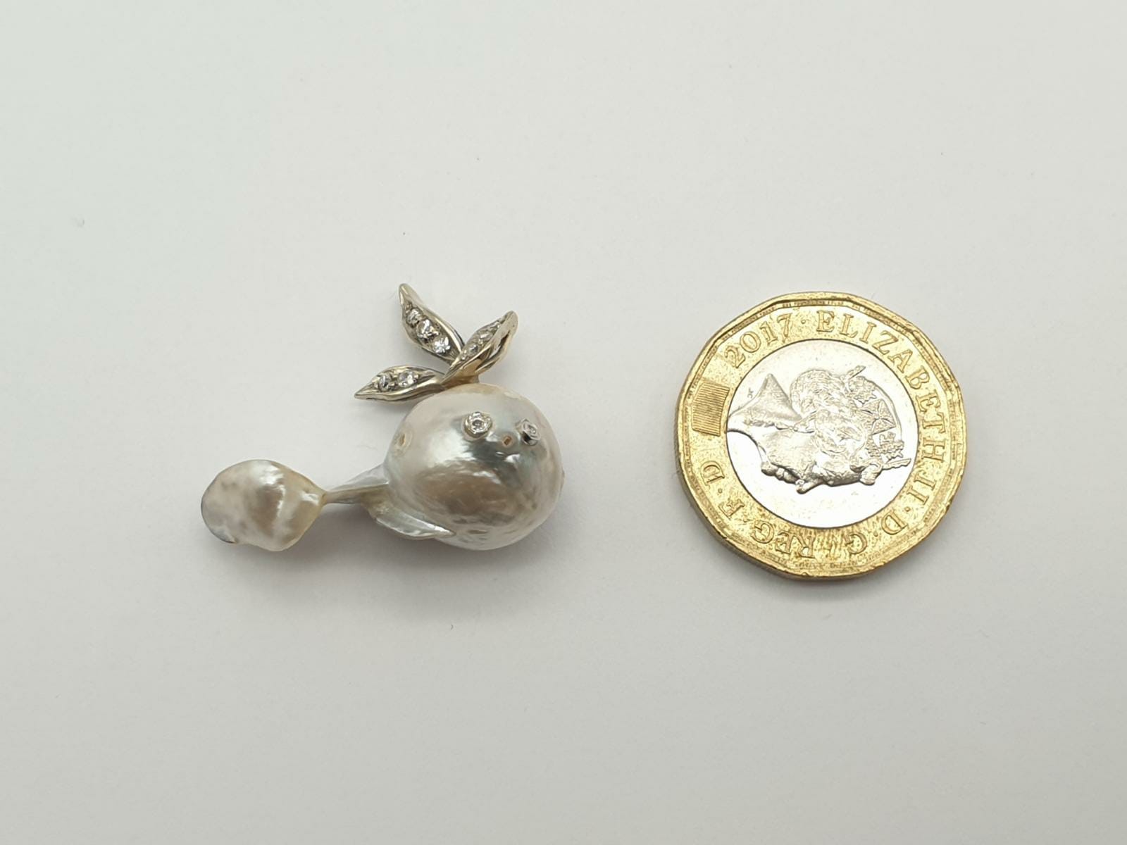 A Large Natural Pearl Ornately Decorated with a Diamond Encrusted Gold Leaf. 5.1g total weight. - Image 5 of 5