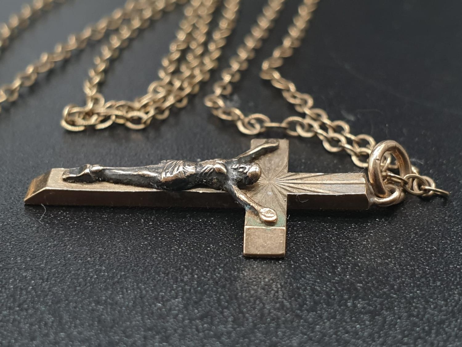 9K Yellow Gold Link Necklace with Crucifix Pendant. 46cm. 3.08g - Image 3 of 7