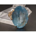 A 9K Yellow Gold Large Aqua Marine Coloured Stone Ring. Size N. 10.47g.