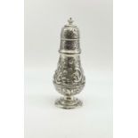 AN ORNATELY HAND CHASED EARLY VICTORIAN SUGAR SHAKER IN VERY GOOD CONDITION. 412gms 24cms