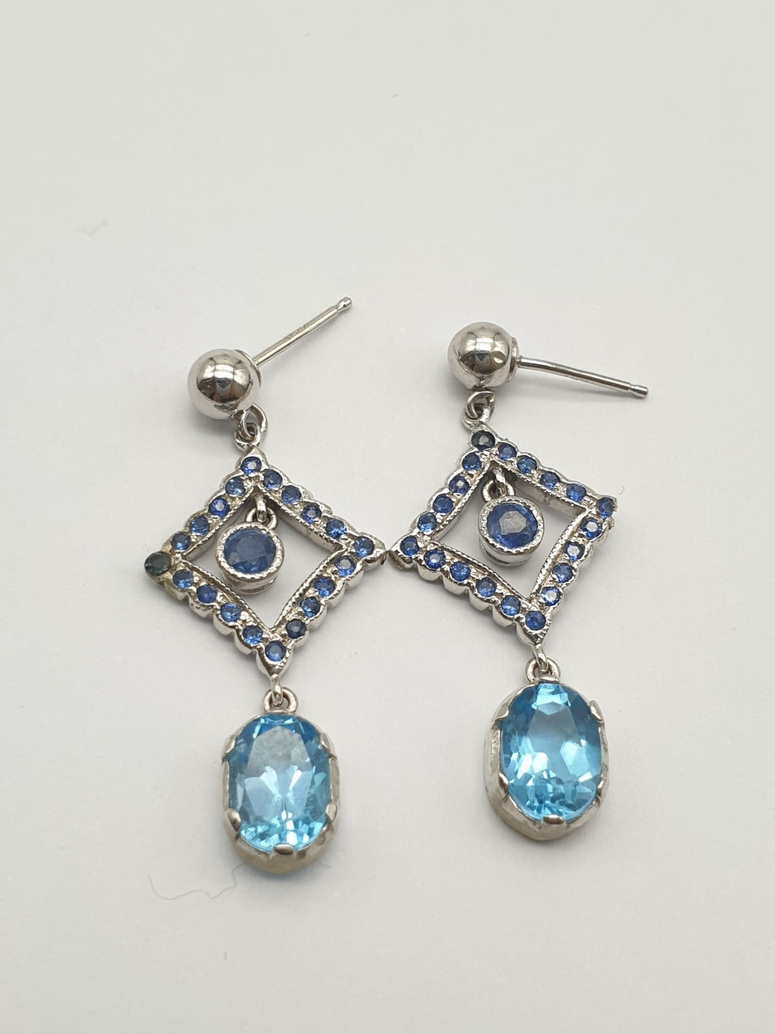 Set of 14K White Gold Sapphire Drop Earrings and Necklace. Multiple Sapphires on each piece. 46cm - Image 4 of 5