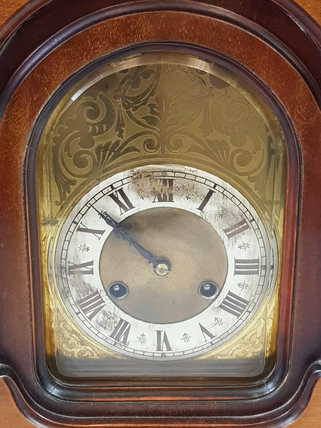 Vintage possibly antique Chiming Mantle Clock with Key. Mahogany case, Roman dials, gilded - Image 3 of 7