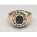 AN VINTAGE 18K YELLOW GOLD RING WITH A BEAUTIFUL CENTRE SAPPHIRE SURROUNDED BY DIAMONDS. WEIGHT: 5.
