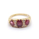 AN 18K VINTAGE YELLOW GOLD TRILOGY RING WITH DIAMONDS AND RUBIES. WEIGHT: 4.7g SIZE: L