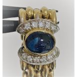 18k yellow gold ring linked band with cabochon sapphire centre 5x8mm, decorated with diamonds around