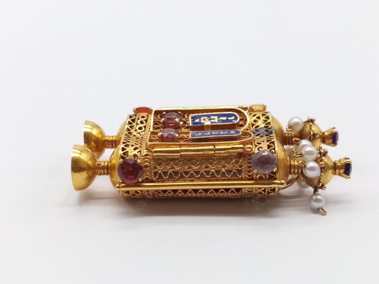 Of Jewish interest. A 14ct yellow filigree gold pendant with pearls, rubies, etc. Weight 10g. - Image 3 of 7