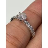 18K WHITE GOLD DIAMOND SOLITAIRE RING 1.01CT ROUND BRILLIANT CENTRE (G-SI2) IN SIX CLAW SETIING,