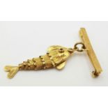 An 18 carat yellow gold (hallmarked) brooch with an articulate fish. Length: 5 cm. Weight: 5,5 g.