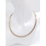 A Stylish 9K Yellow Gold Choker Necklace. 28.83g