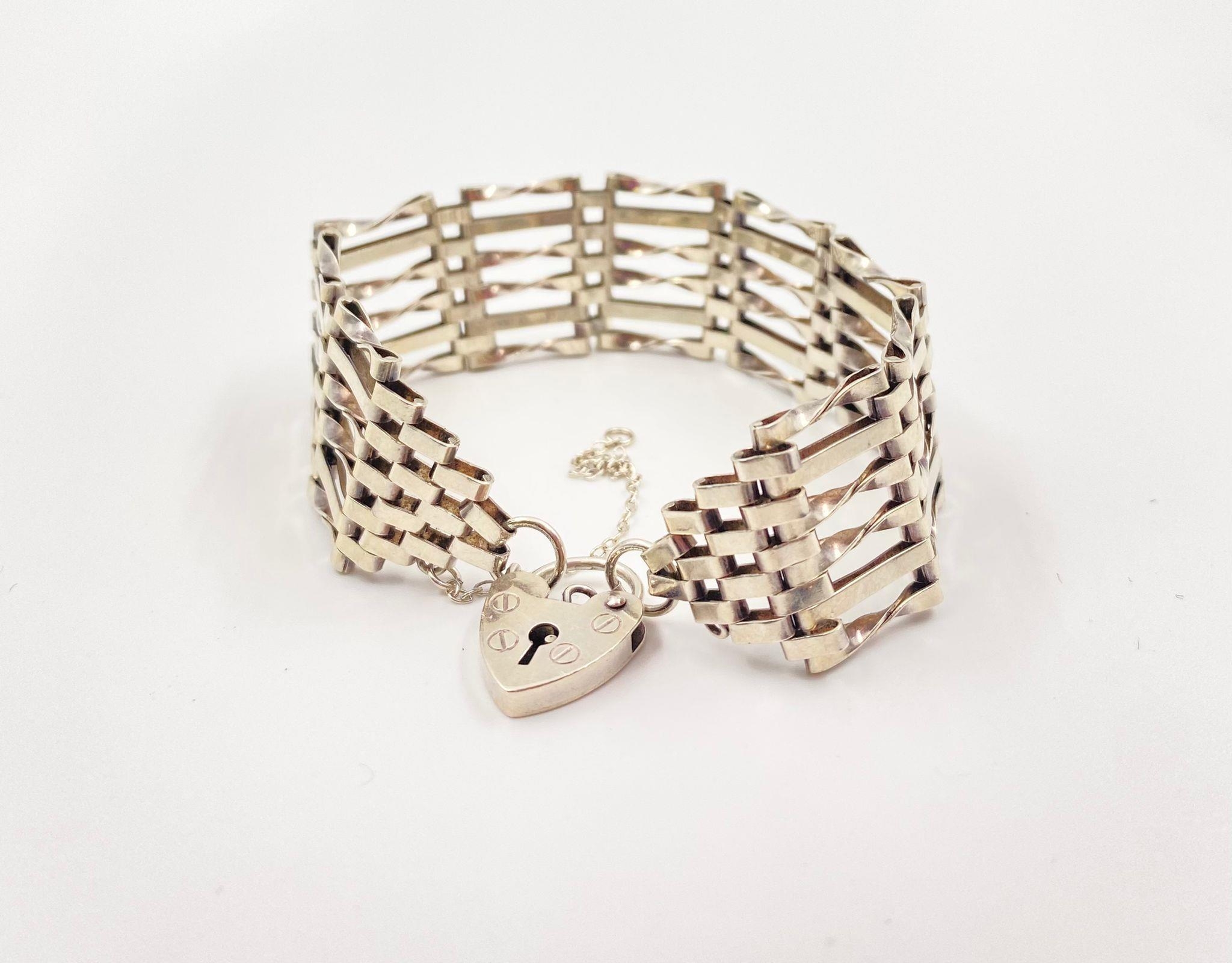 A Silver Ladder-Link Bracelet with Heart Charm Clasp. 16cm. 20g