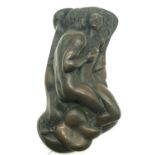 A cold cast bronze of a couple in a passionate embrace. Length: 15cm, weight: 888 g.