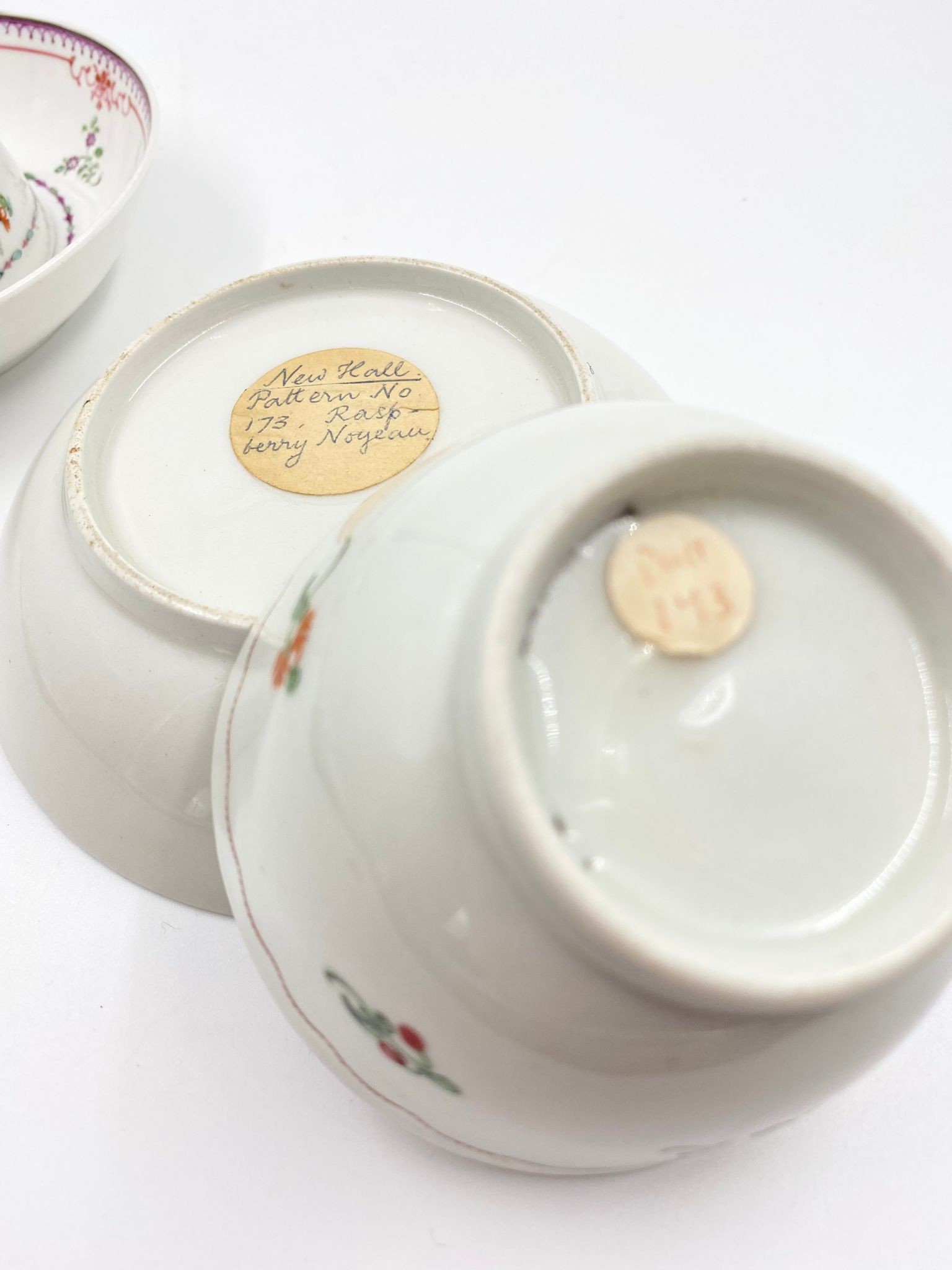 Two Antique New Hall Floral Tea bowls and Saucers. Pattern 173, circa 1790 and Pattern 353, circa - Image 3 of 10