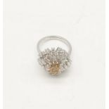 AN ART DECO STYLE RING WITH 3.6CT OF BRILLIANT DIAMONDS SET IN 18K GOLD WITH A CHAMPAGNE DIAMOND