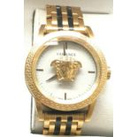 A very impressive gents VERSACE watch. 43 mm, sapphire crystal, lavishly gold plated. New