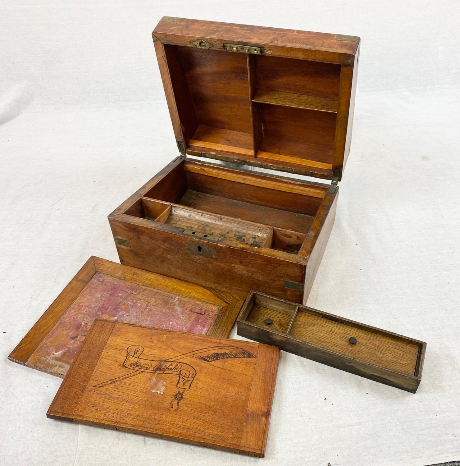 A Late Victorian writing slope. Complete interior with a broken key. Dimensions: 30 x 22 x 15 cm - Bild 2 aus 4