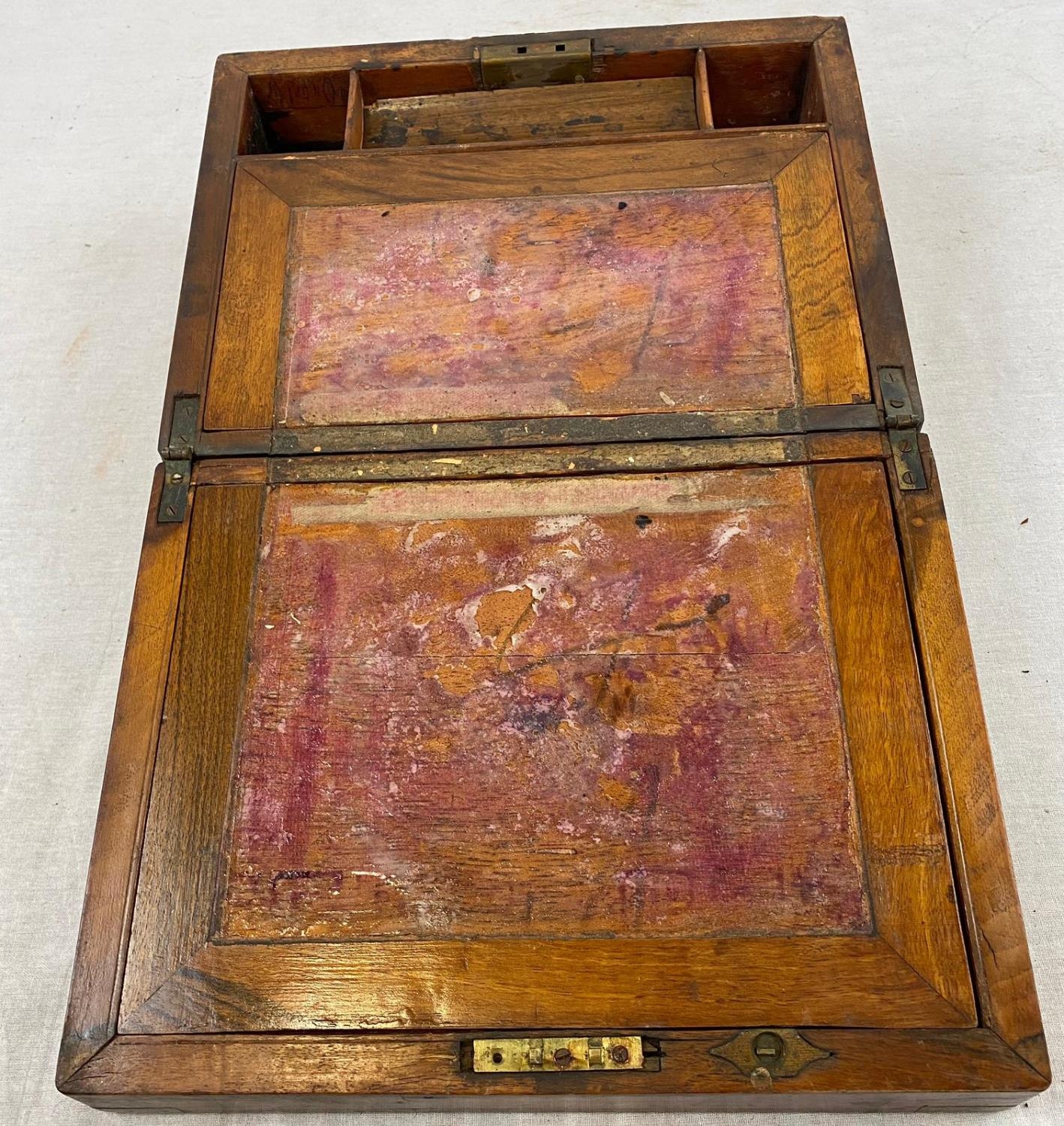 A Late Victorian writing slope. Complete interior with a broken key. Dimensions: 30 x 22 x 15 cm - Bild 4 aus 4