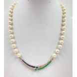 A BEAUTIFULLY CRAFTED PEARL AND DIAMOND NECKLACE WITH CHANNEL SET EMERALDS AND DIAMONDS IN 18K WHITE