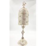 A LARGE GERMAN SOLID SILVER BEEHIVE LIDDED VASE BY SIMON ROSELAU OF HANAU. 496.8gms 36cms