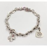 An 18K White Gold Chanel Bracelet with Heart and clover Charm. 16cm. 29.43g