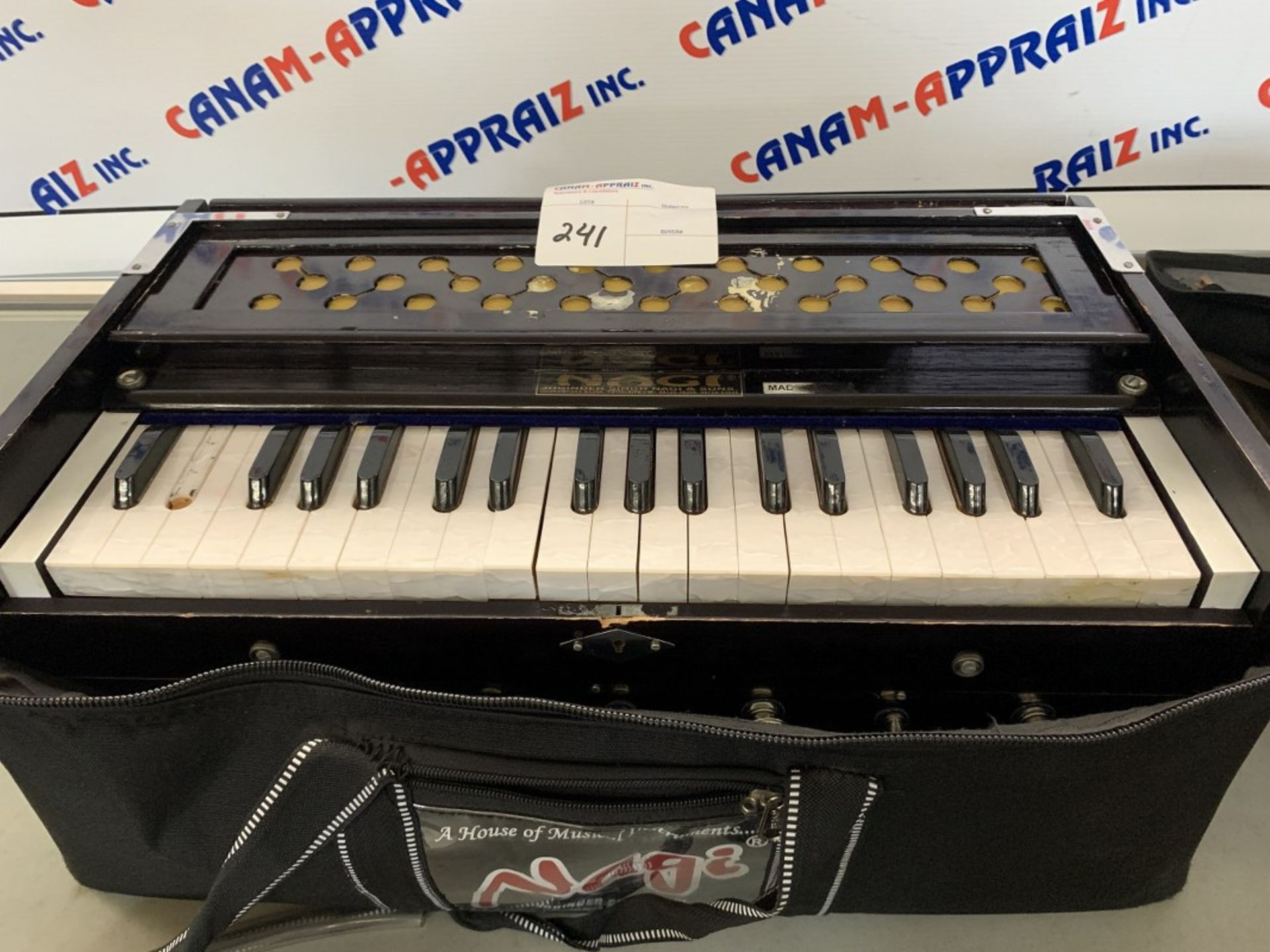 YAMUNA - KHARI KANGI HARMONIUM KEYBOARD W/ CARRY CASE