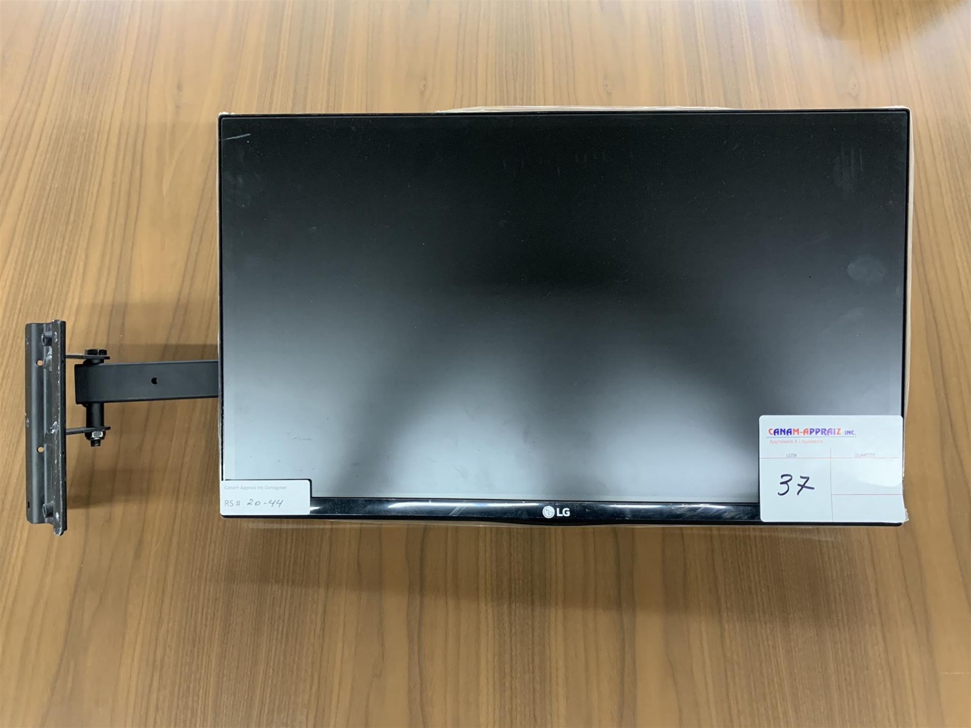 LG 22" DISPLAY W/WALL MOUNT