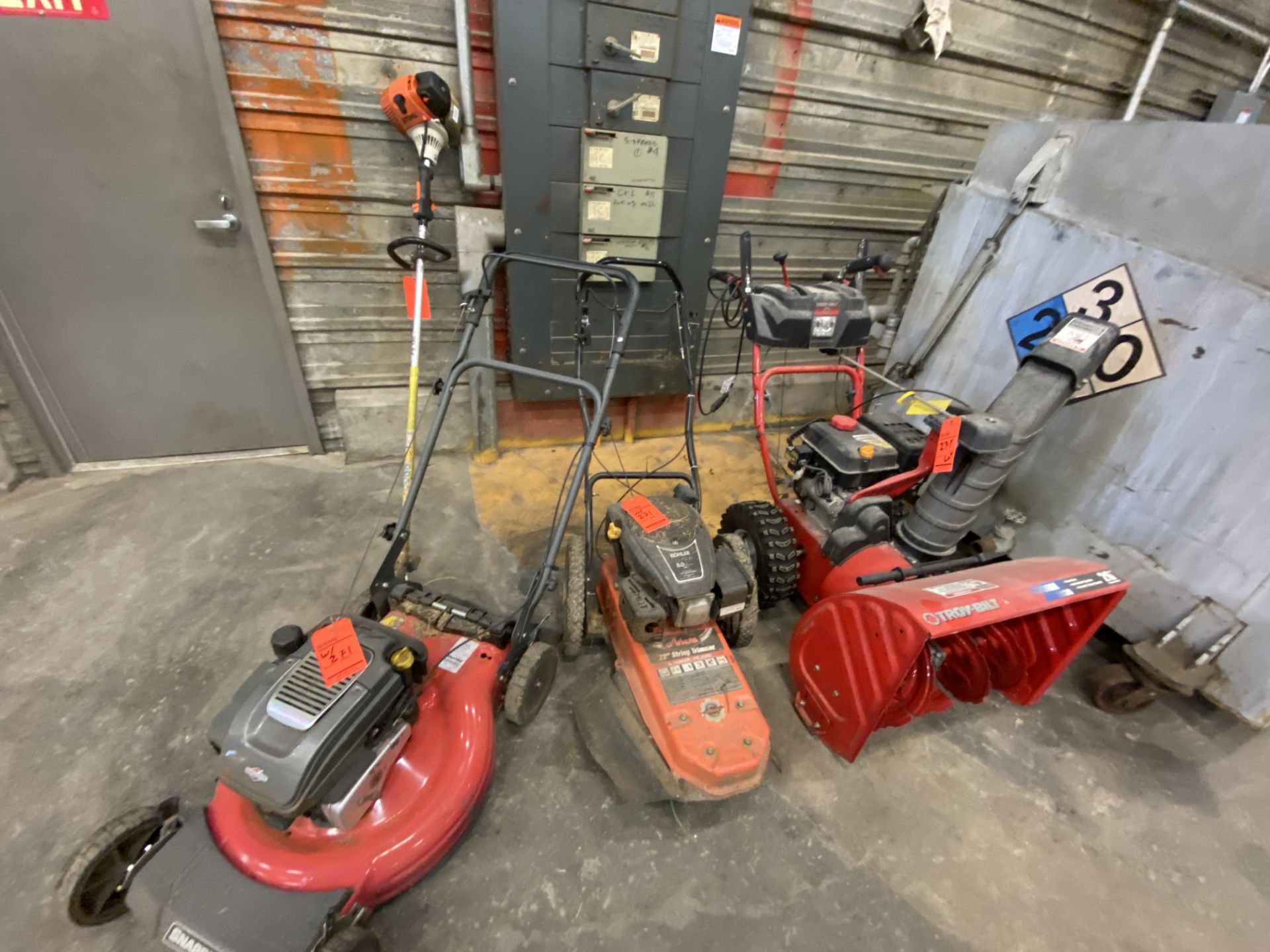 Lot of landscaping equipment, including Troy bilt 26" gas snowblower, a Ariens gas drive 22" rolling - Bild 4 aus 4