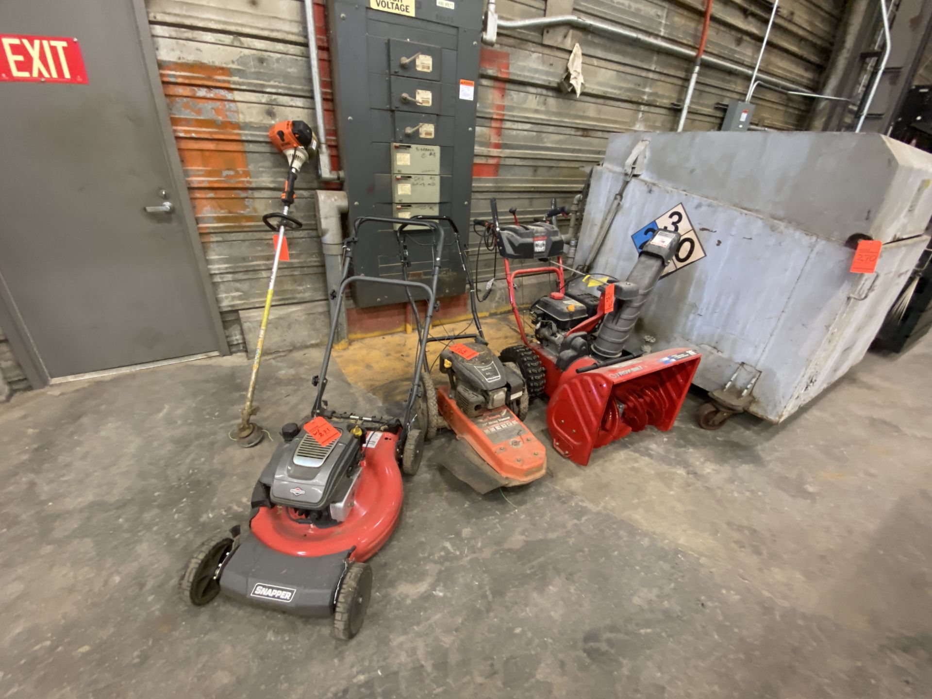 Lot of landscaping equipment, including Troy bilt 26" gas snowblower, a Ariens gas drive 22" rolling - Bild 2 aus 4